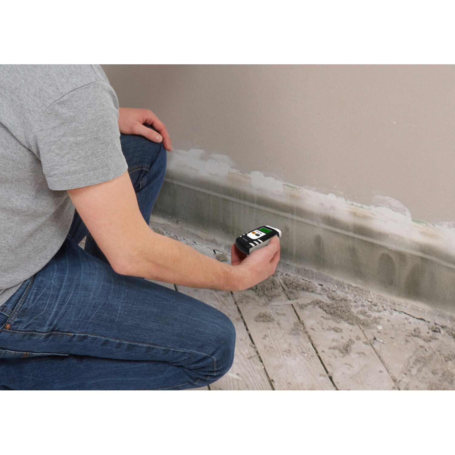 Anwendung des Laserliner DampFinder Home zur Feuchtemessung an einer Wand im Innenbereich.