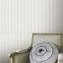 Helle Erismann Vliestapete Versailles Entree mit klassischem Streifenmuster an der Wand.