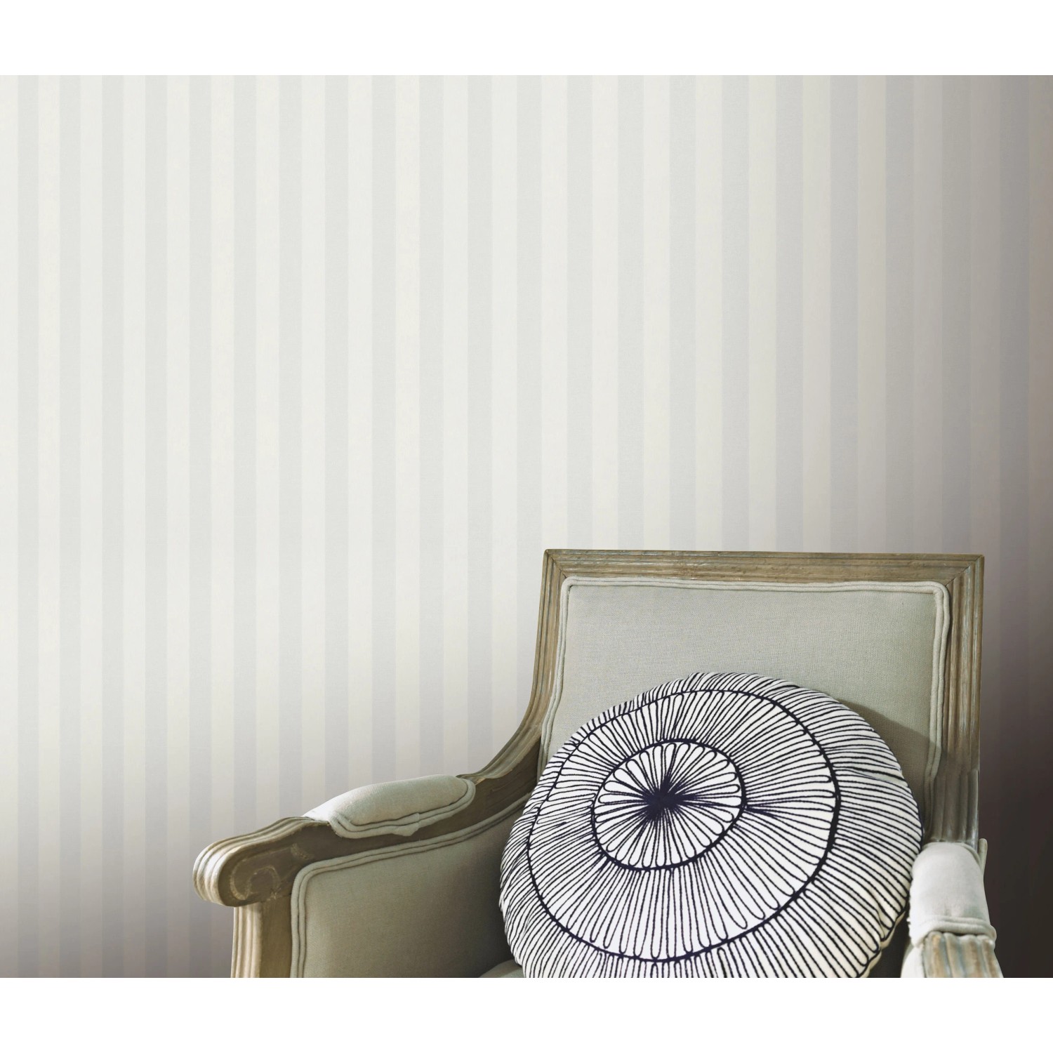 Helle Erismann Vliestapete Versailles Entree mit klassischem Streifenmuster an der Wand.