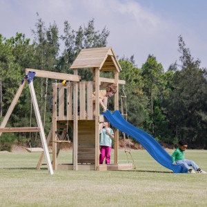Axi Spielturm Moos mit Doppelschaukel und blauer Rutsche aus FSC®-Holz im Garten mit spielenden Kindern.