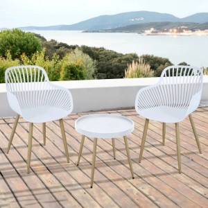 Svita Philly Balkonmöbel Set: 2 weiße Stühle mit Holzoptik-Beinen und runder Tisch auf Terrasse mit Meerblick.