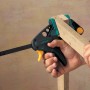 Wolfcraft Einhandzwinge EHZ Pro 65-300 beim Spannen von Holz.