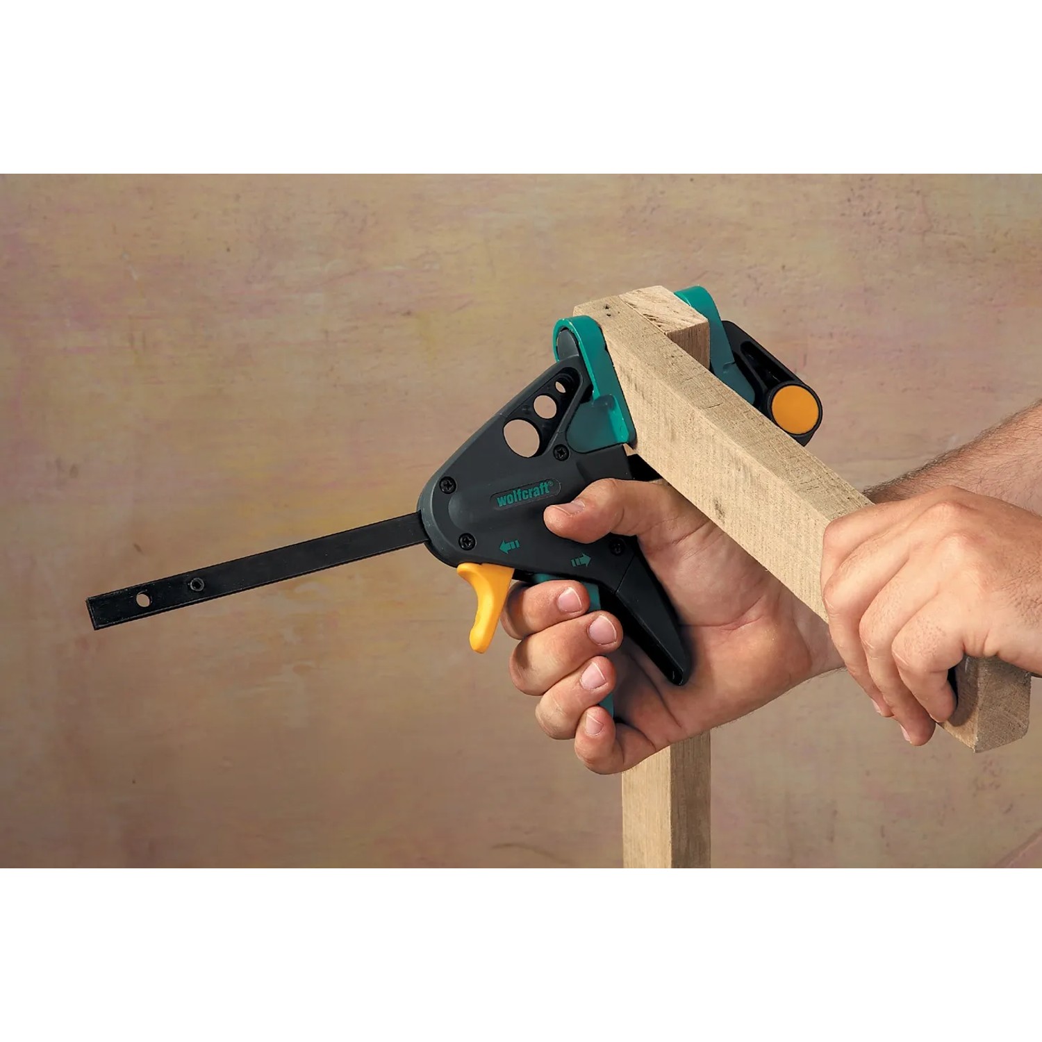 Wolfcraft Einhandzwinge EHZ Pro 65-300 beim Spannen von Holz.