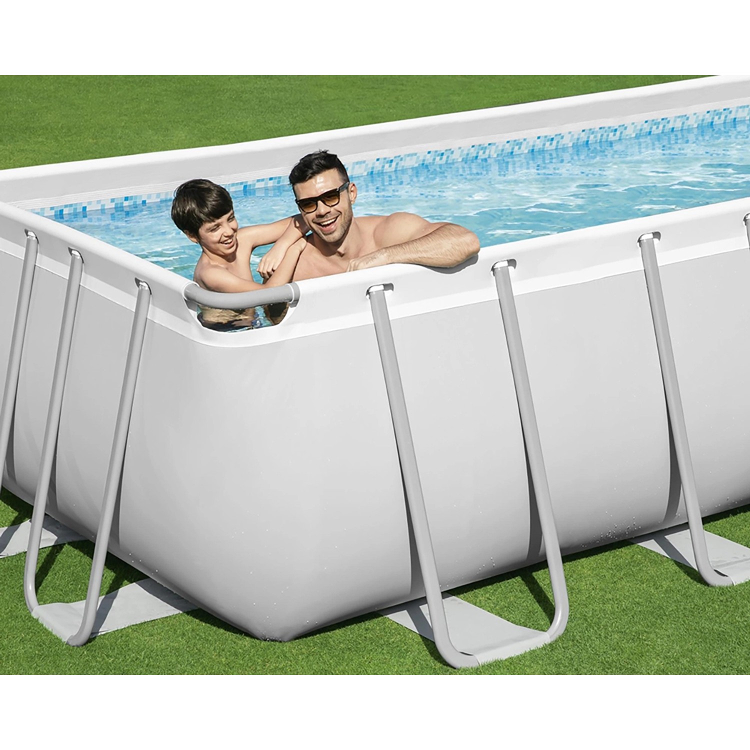 Rechteckiger Bestway Stahlrahmenpool mit zwei Personen im Wasser auf einer grünen Wiese.