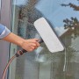 Gardena Cleansystem Fensterwischer mit Mikrovlies und Abziehlippe im Einsatz.