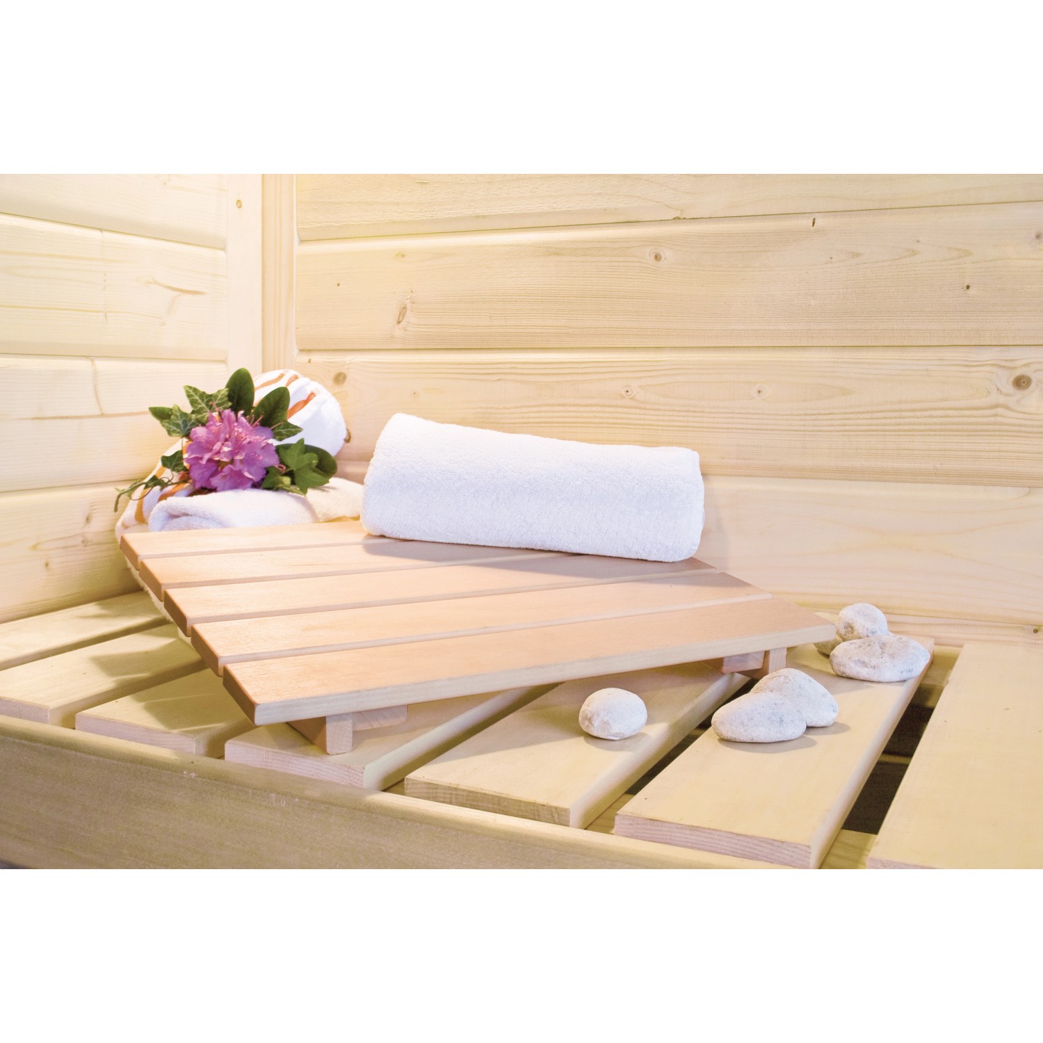 Innenansicht Karibu Sauna Natur mit Handtuch, Deko und Liegefläche aus Holz.