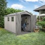 Offenes, graues Lifetime Kunststoff-Gartenhaus Luna 5,81 m² mit Fahrrädern und Gartengeräten.