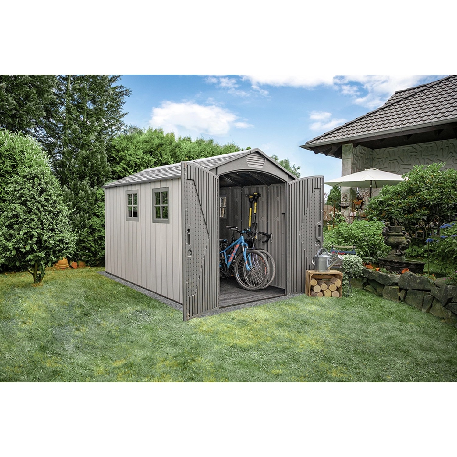 Offenes, graues Lifetime Kunststoff-Gartenhaus Luna 5,81 m² mit Fahrrädern und Gartengeräten.