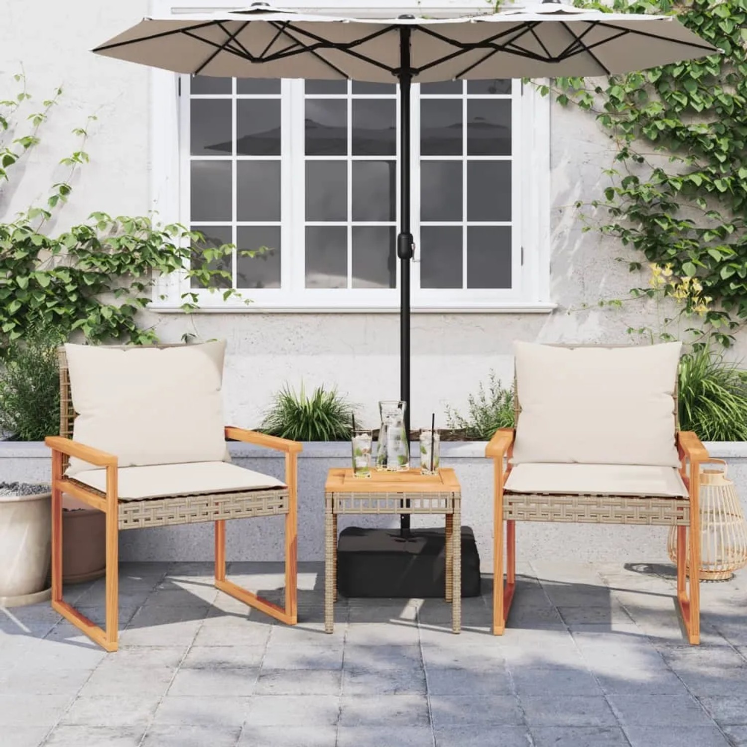 Beiges 3-tlg. Bistro-Set aus Polyrattan und Akazienholz mit Kissen für Garten oder Balkon.