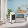 Weiß-grauer Luftkühler Cool Air LK-8026 mit Abluftschlauch in Wohnraum-Szene.