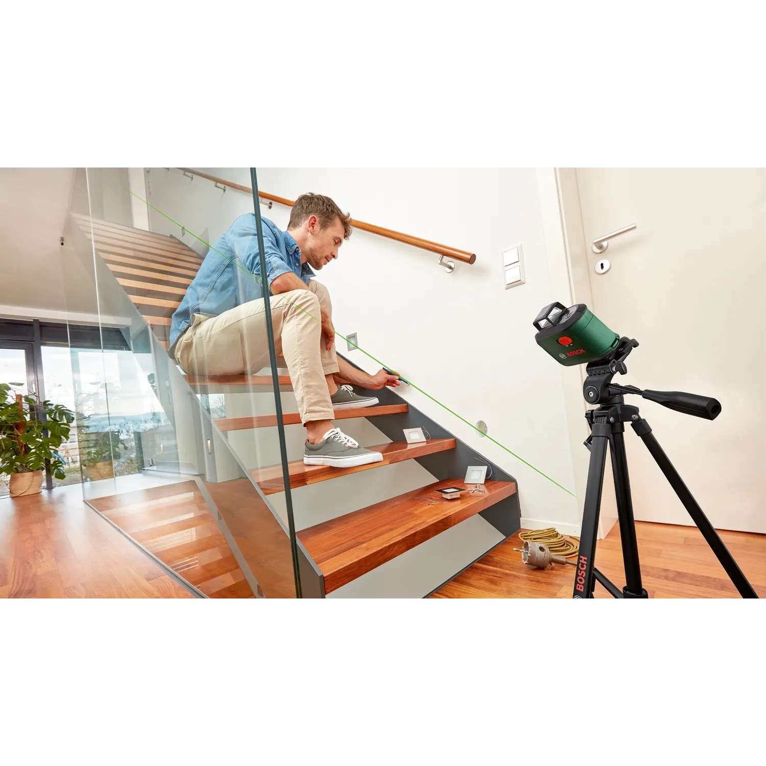 Bosch AdvancedLevel 360 Kreuzlinienlaser im Einsatz auf einer Treppe mit Stativ.