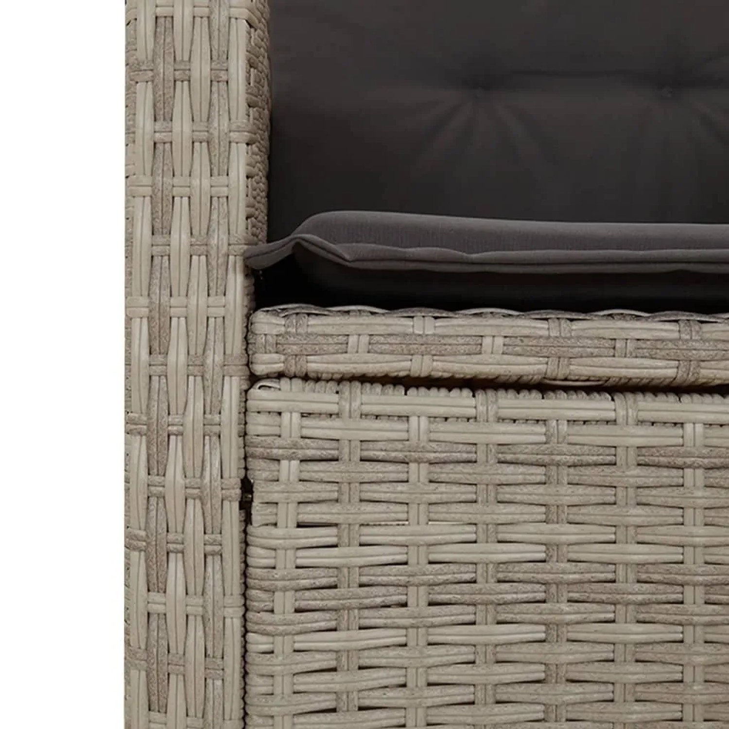 Detailaufnahme Bistro-Set: Hellgraues Polyrattan-Geflecht mit anthrazitfarbenen Kissen. Gartenmöbel.