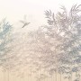 Komar Vliesfototapete Bamboo Paradise: Bambuswald mit fliegendem Vogel, sanfte Farben.