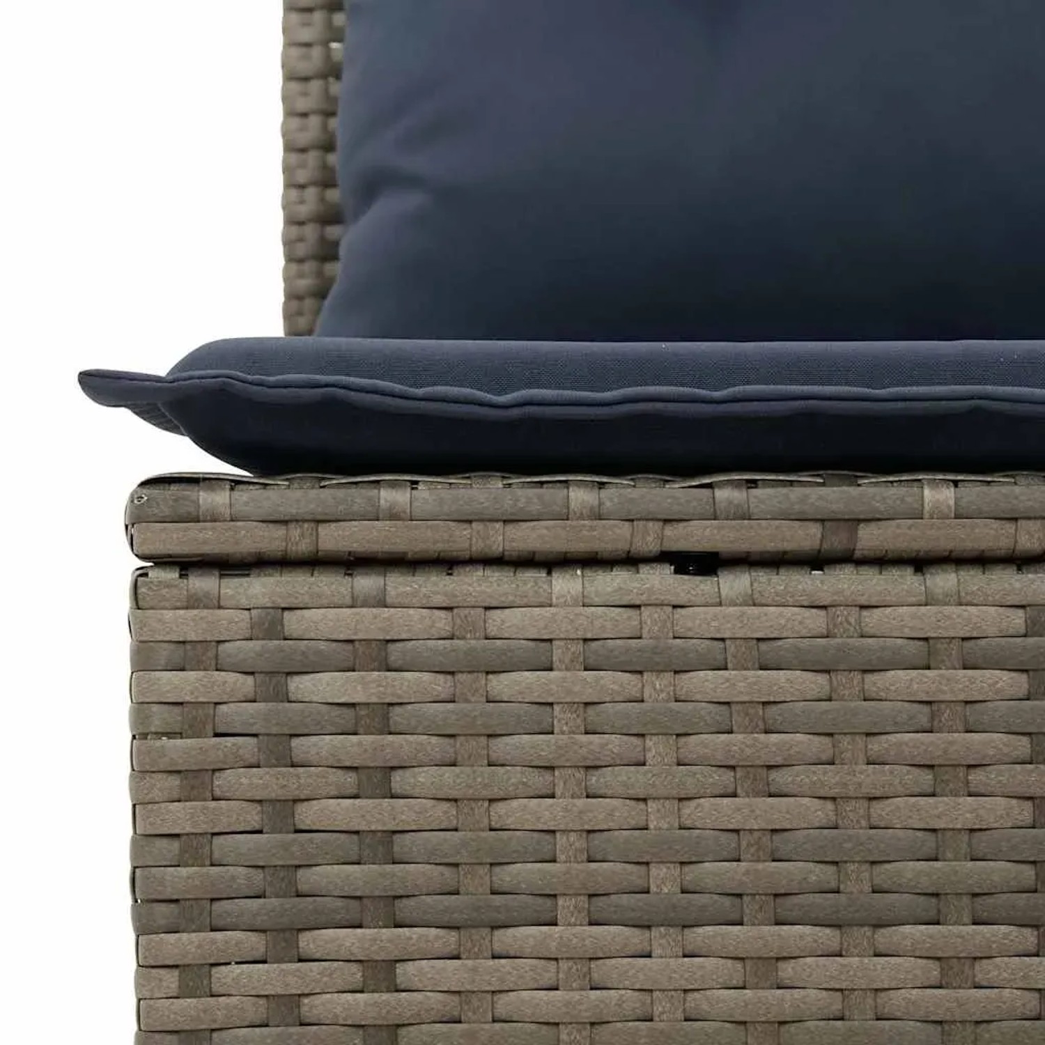 Detailaufnahme: Graue vidaXL Garten-Sofagarnitur aus Rattan mit marineblauen Kissen.