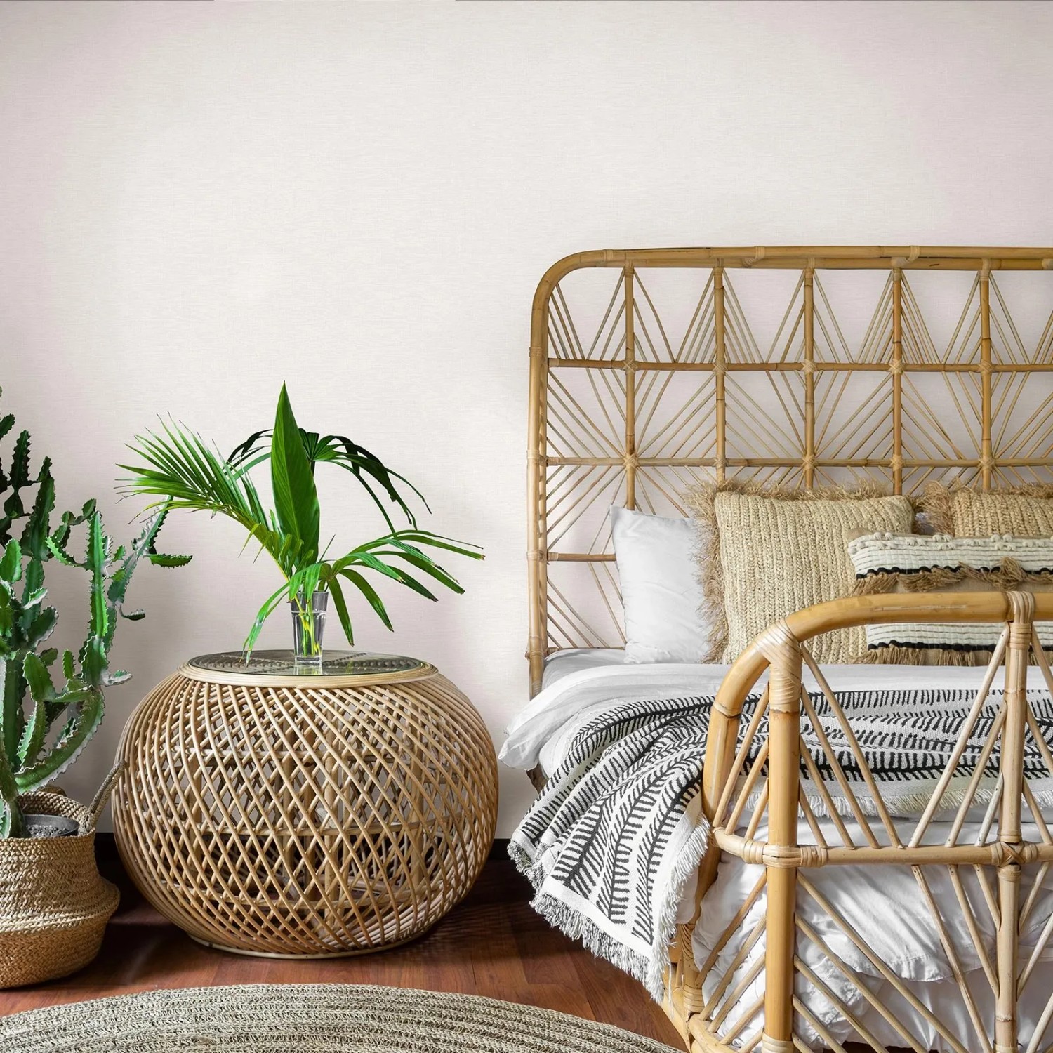 Bricoflor Leinen Tapete in Creme Weiß an Schlafzimmerwand mit Rattanbett und -tisch.