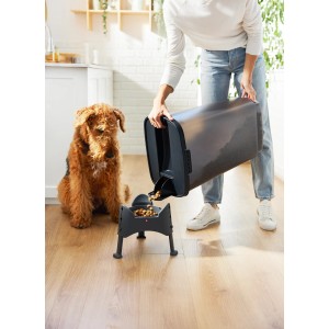 Anthrazitfarbener, höhenverstellbarer Rotho Futternapf Sammy (1,02 l) mit Hund und Futterspender.