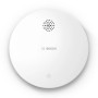 Weißer Bosch Smart Home Rauchwarnmelder II für Hausautomation. Warnt per Sirene und App.