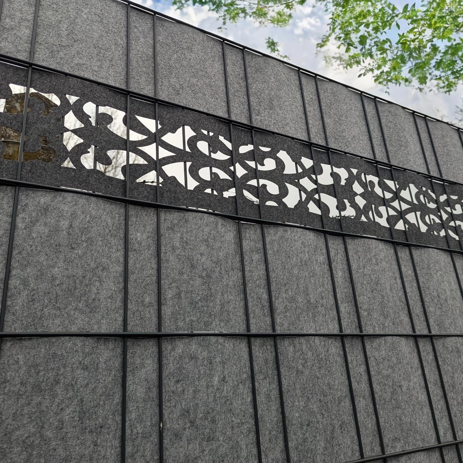 zaunzu Sichtschutz Vlies Dekor Orient, hellgrauer Einzelstreifen für Doppelstabmattenzaun.