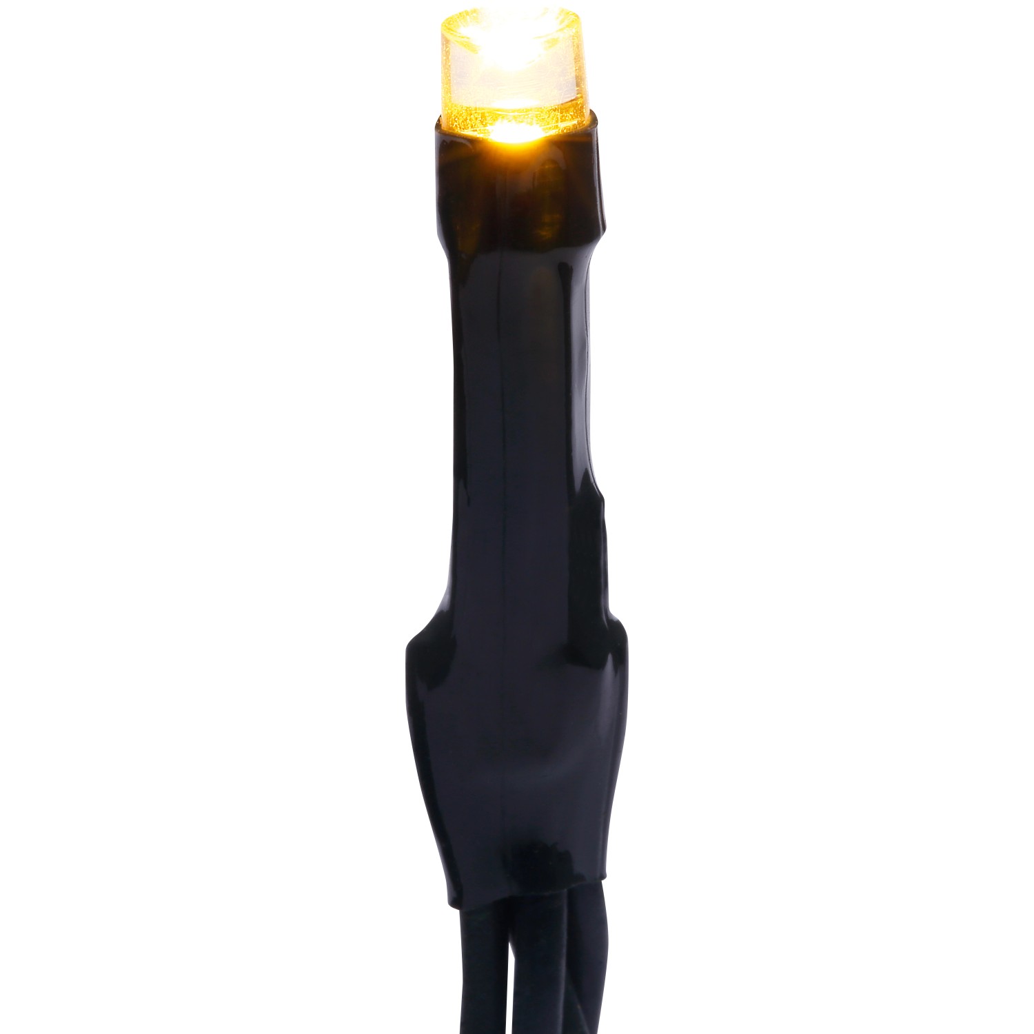 Detailaufnahme: Warmweiße LED einer 40er Lichterkette mit grünem Kabel.