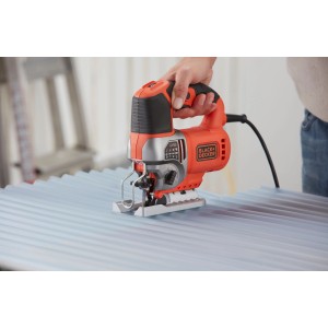 Black+Decker Stichsäge BES610 beim Sägen von Wellblech. Elektro-Säge mit Pendelhub und 650 W Leistung.