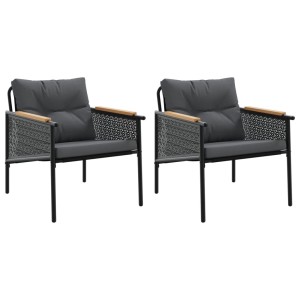 Zwei schwarze Gartenstühle mit anthrazitfarbenen Kissen und Armlehnen aus Teakholz.