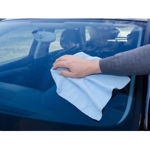 Auto-Microfasertuch reinigt Autoscheibe. Autopflege mit weichem, blauem Tuch.
