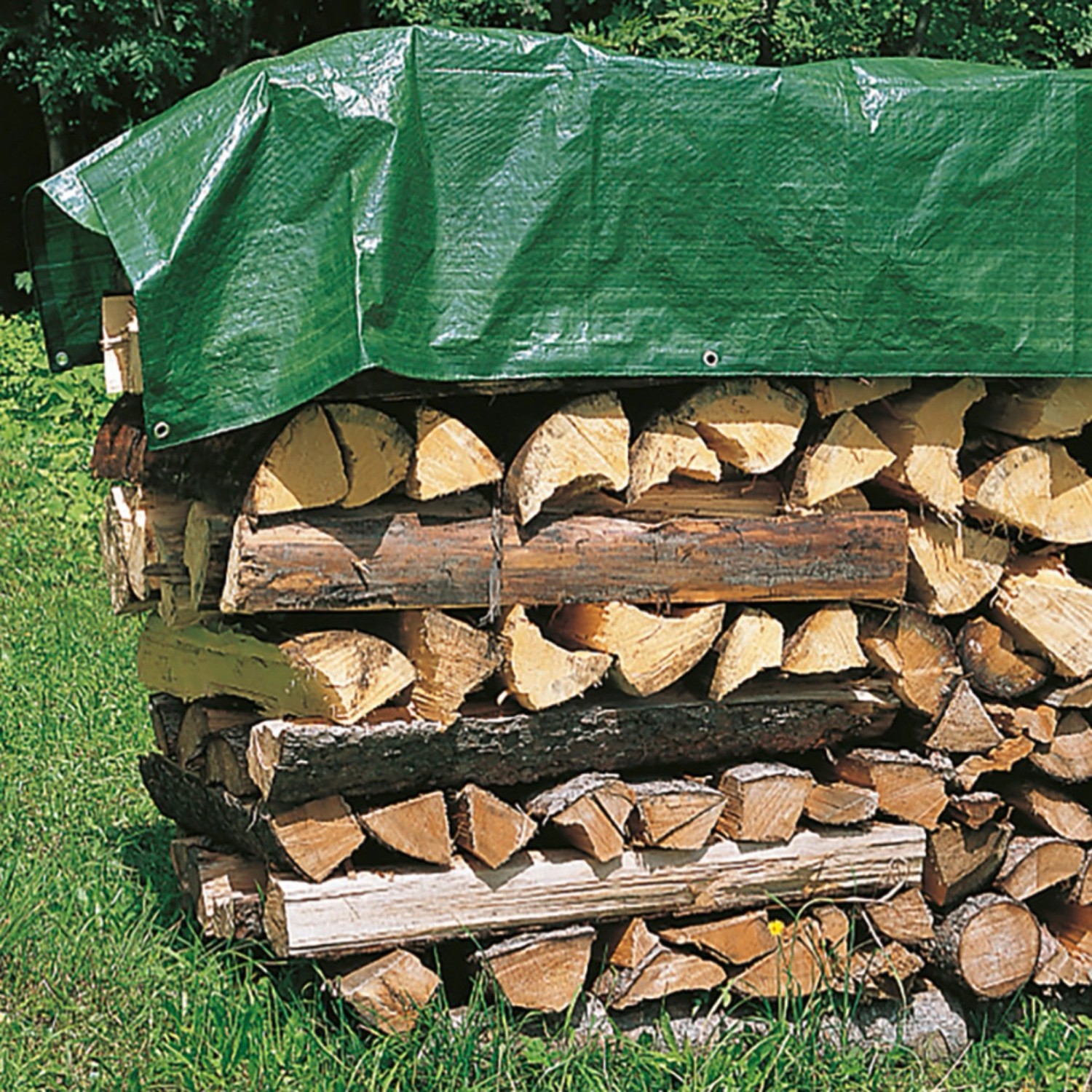 Holzstapel abgedeckt mit grüner Windhager Schutzplane 300x400 cm, Zubehör für Hochbeete.