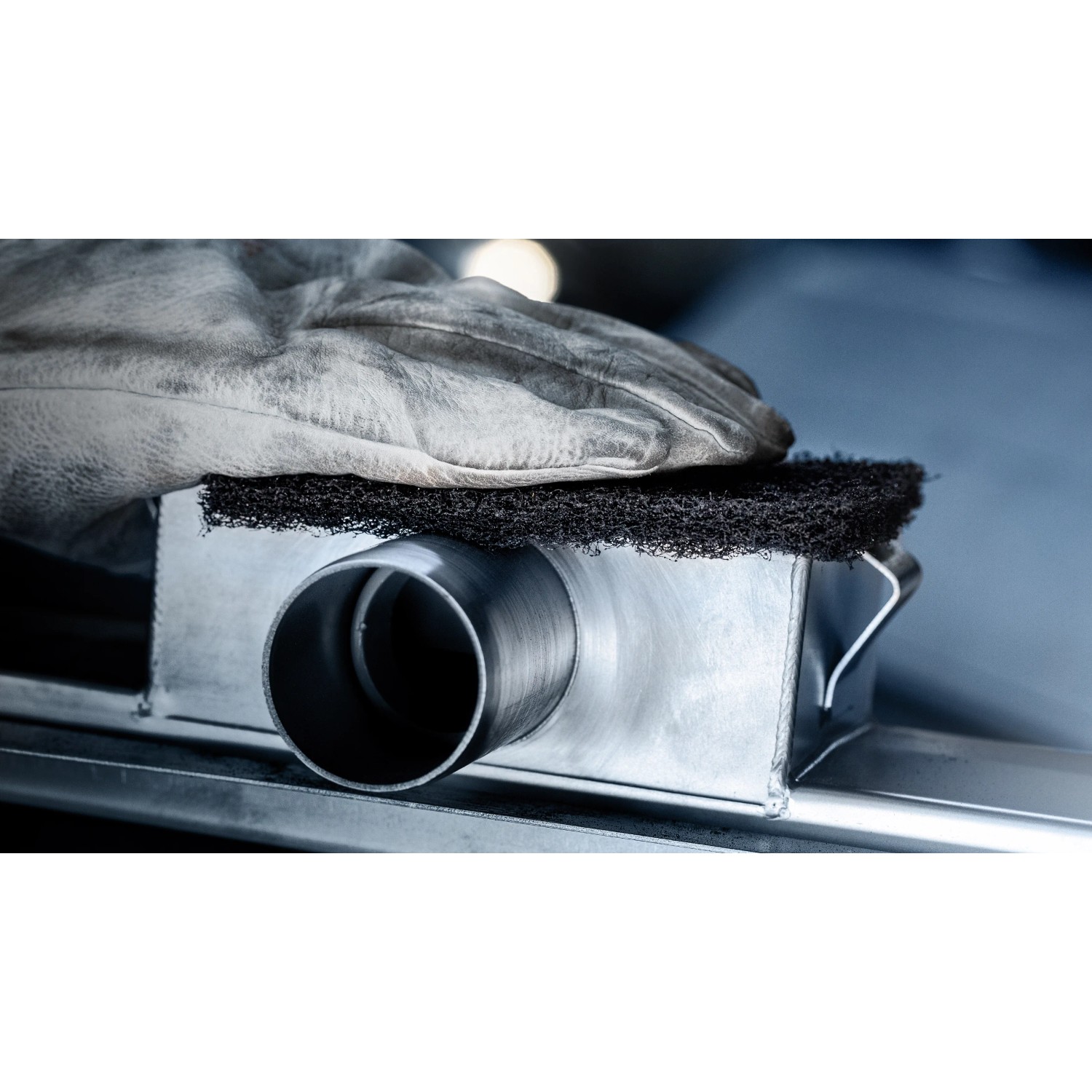 Bosch Vliesschleifpad Expert N880, grob, 2-teilig, 115x140mm beim Handschleifen auf Metall.