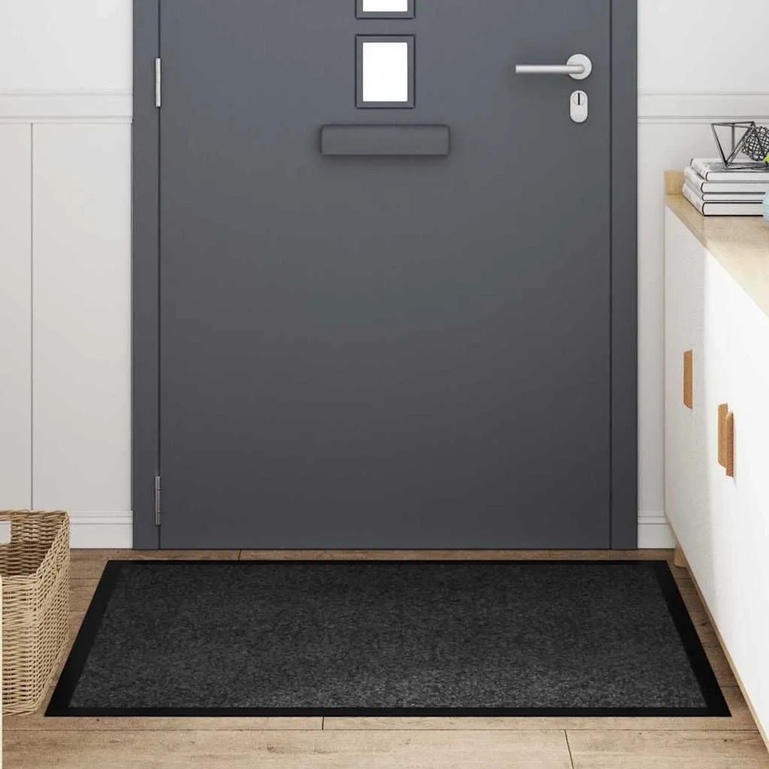 Anthrazitfarbene vidaXL Fußmatte aus Teddystoff (120x80 cm) auf Holzfußboden vor grauer Tür im Eingangsbereich.
