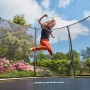 Schwarzes Salta Bodentrampolin Comfort Edition ø 251 cm mit springendem Kind.