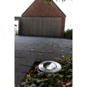 Lutec Denver LED-Bodeneinbaustrahler aus Edelstahl im Außenbereich.