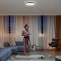 Schwarzes Philips Hue LED Panel Tento White Ambiance M, Ø 42,1 cm im Wohnraum.
