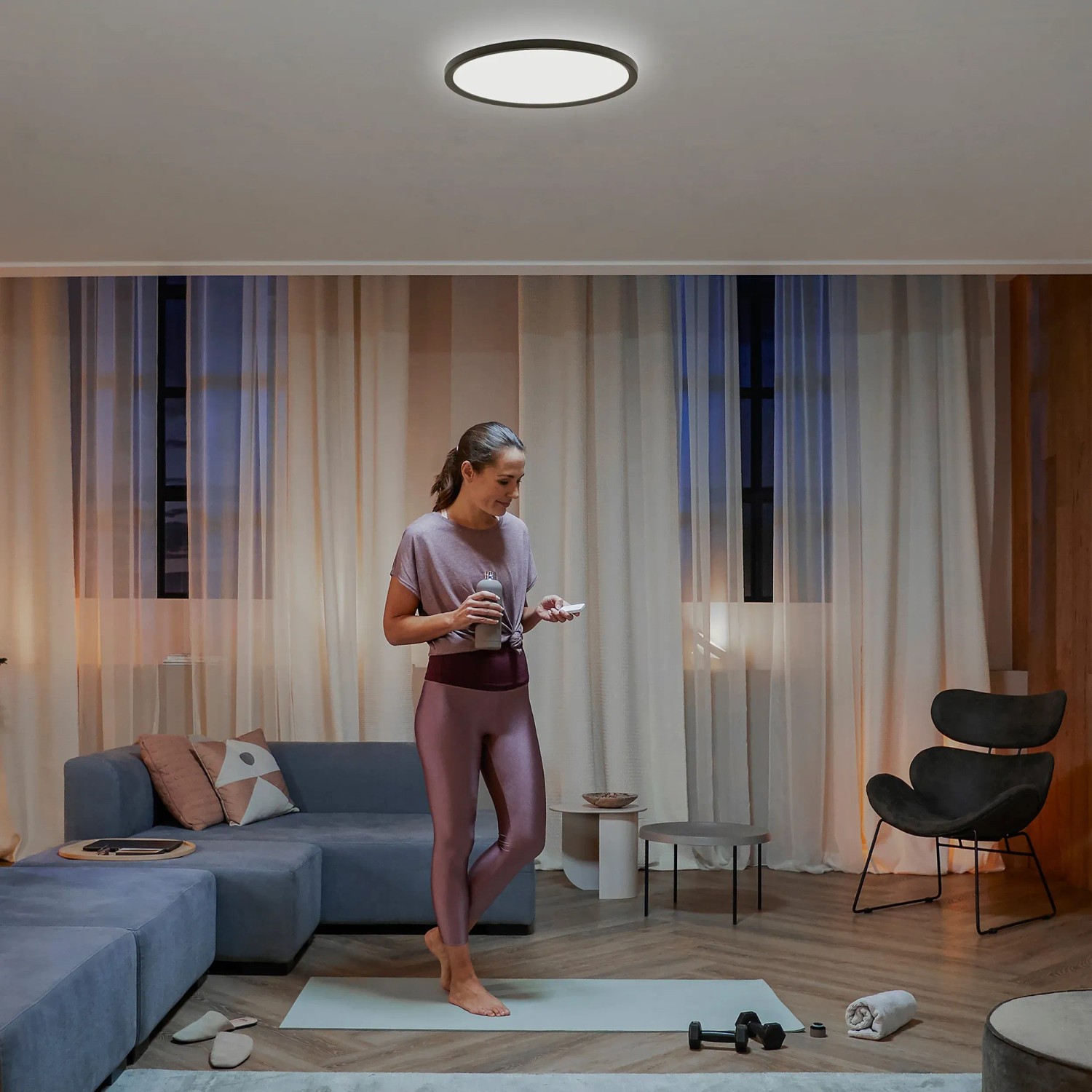 Schwarzes Philips Hue LED Panel Tento White Ambiance M, Ø 42,1 cm im Wohnraum.