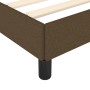 Detailansicht Bettgestell, dunkelbrauner Stoff, 140x190 cm. Bett mit Lattenrost und schwarzen Füßen.