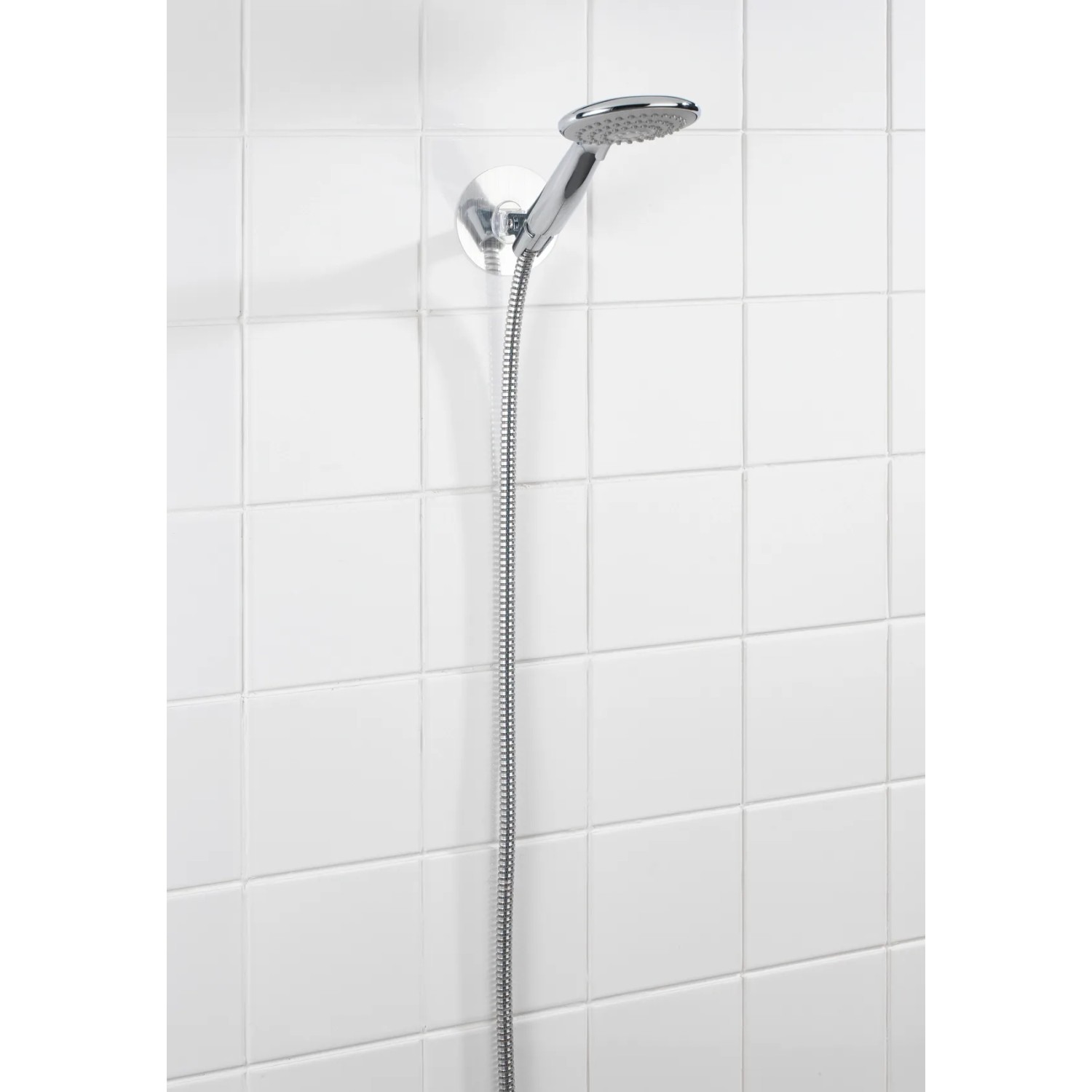Wenko Static-Loc Duschkopfhalter Osimo in Silber-Chrom an weißer Wand.
