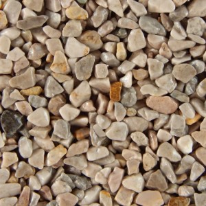 Nahaufnahme von gerundetem Marmor-Steinteppich Grigio (steingrau), Körnung 2-4 mm, für Außenbereiche.