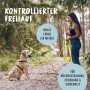 Gelbe Rudelkönig Schleppleine (10 m) mit Hund und Halterin im Wald. Freilaufleine mit PVC-Beschichtung.
