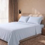The White Stone Bettwäsche-Set aus Baumwoll-Perkal in Eisblau auf einem Bett. Ideal für Schlafzimmer.