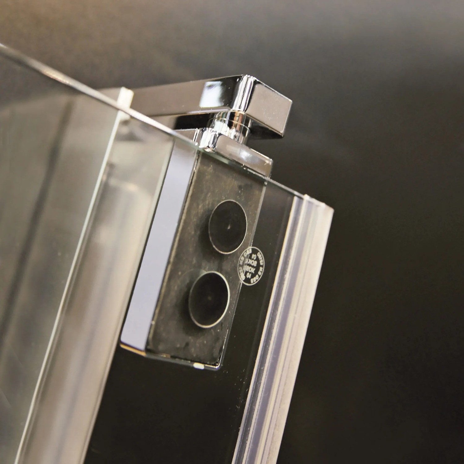 Detailaufnahme: Breuer Drehtür Europa Design mit Chrom-Beschlägen und Klarglas.