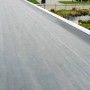 Detailaufnahme des flachen Daches mit EPDM Dachbahn des Skan Holz Einzelcarports in Nussbaum.