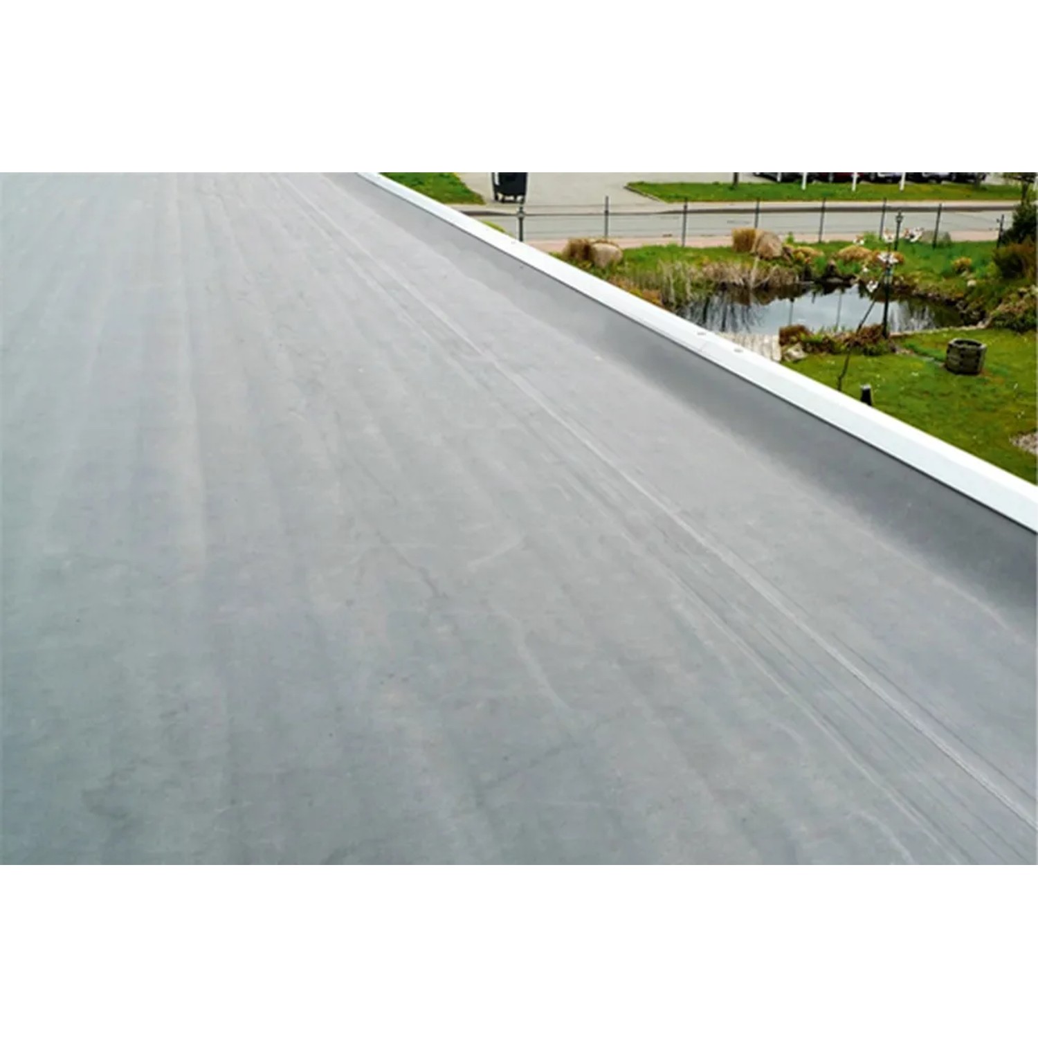 Detailaufnahme des flachen Daches mit EPDM Dachbahn des Skan Holz Einzelcarports in Nussbaum.