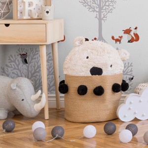 Kinderzimmer mit Waldtapete, Bär-Aufbewahrungskorb, Spielzeug und Lichterkette.