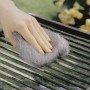 Hand reinigt Grillrost mit LUX Stahlwolle Feinheit 5. Schleifmittel zur Reinigung.