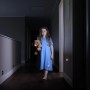 Mädchen mit Teddy im dunklen Flur, beleuchtet durch Osram LED-Nachtlicht Nightlux.
