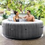 Intex PureSpa Greywood Deluxe aufblasbarer Whirlpool mit zwei Personen im Garten.