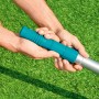 Bestway Pool Teleskopstange (360 cm) in Händen, Detailaufnahme des blauen Griffs.