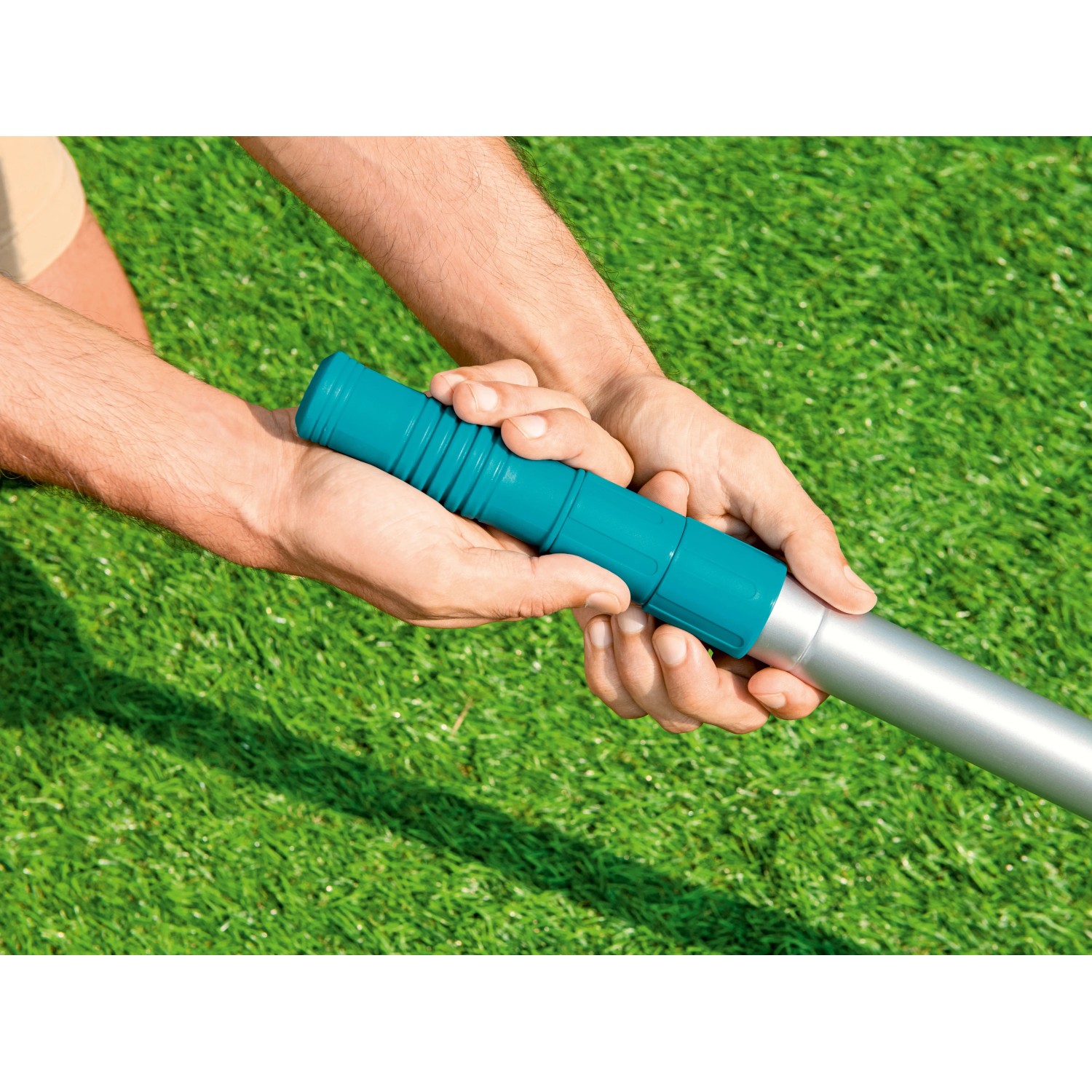 Bestway Pool Teleskopstange (360 cm) in Händen, Detailaufnahme des blauen Griffs.