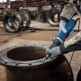 Bosch Professional Geradschleifer GGS 30 LS im Einsatz beim Schleifen von Metall.