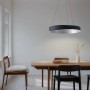 Moderne, dimmbare LED-Pendelleuchte Daelor in Schwarz über Esstisch. Design Wohnzimmerleuchte aus Metall.