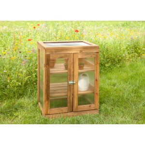 Kiehn-Holz Gartenschrank aus Kiefernholz, braun, mit zwei Regalböden und transparenten Türen.